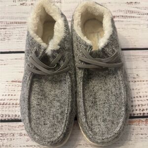 Tommy Bahama Cream Faux Fur Lined Footwear